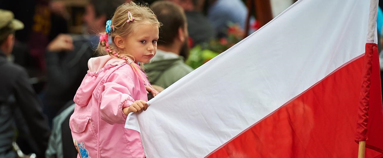 Маленький гражданин Польши с польским флагом
